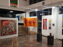 Widok wystawy. "Parkowe opalanie" widoczne z daleka. Fot. MK